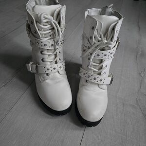 Stylish White Women's Boots